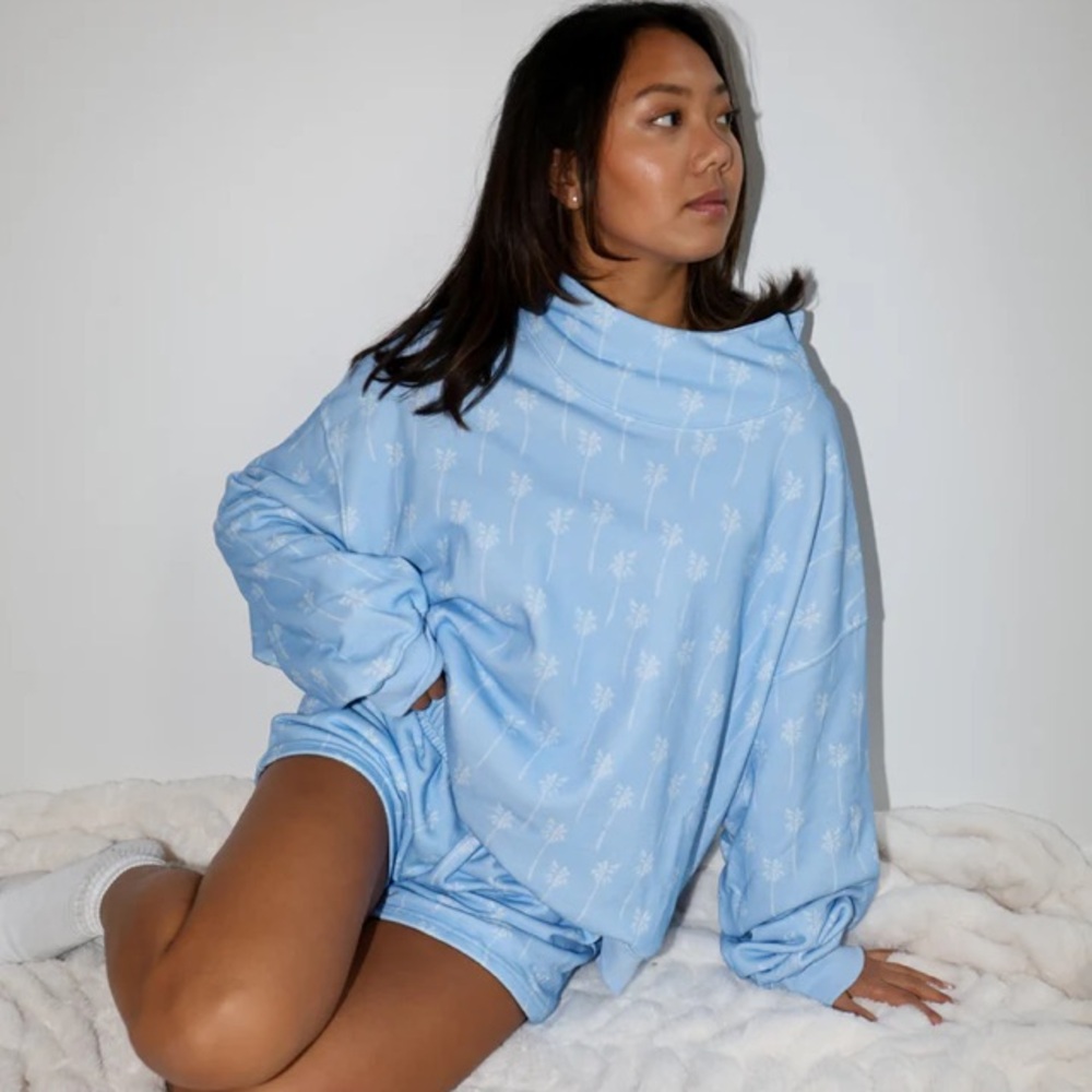 1987 Mockneck Sweatshirt & Shorts Lounge Set
